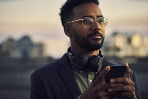brasileiro com endividamento pensando na inflação e na alta de juros selic