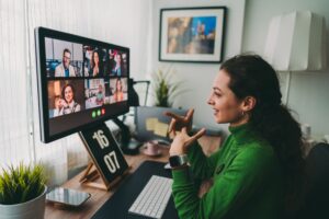 mulher em reunião falando sobre cartórios digitais