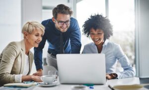 pessoas implementando a automação bancária nas instituições financeiras
