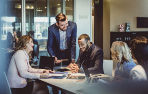no escritório da fintech que utiliza soluções de embedded finance
