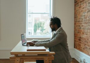 Homem utilizando o computador para ter acesso ao banco digital