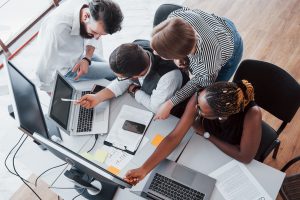 pessoas no escritório utilizando assinatura digital do governo