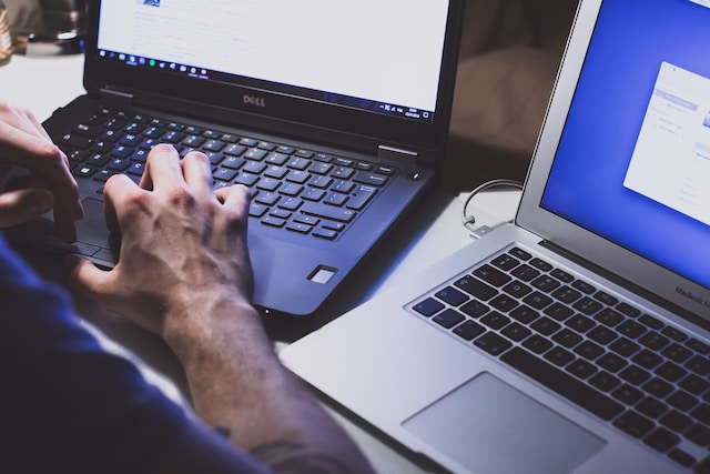 pessoa utilizando processos digitais em sua empresa