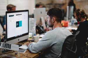 homem em escritório usando assinatura digital e eletrônica no trabalho