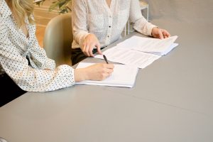 pessoas em escritório lendo sobre o novo marco das garantias